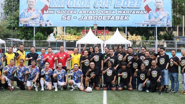 Luar Biasa Bersinergi Kapolda Metro dan Wartawan Tanding Sepak Bola di Stadion Presisi