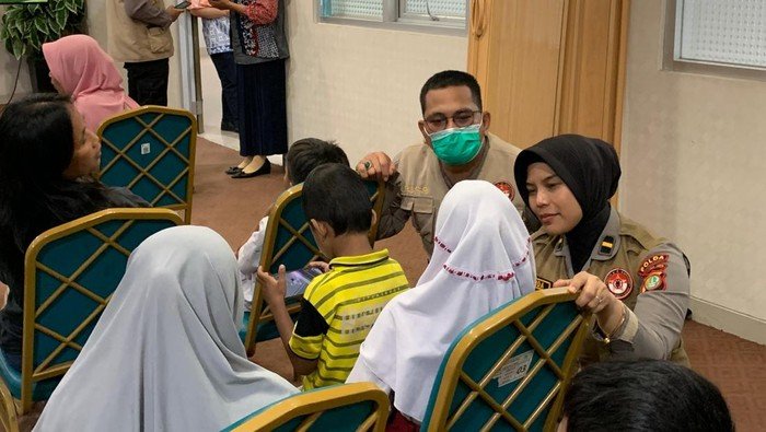 Polwan Polda Metro Dampingi Keluarga dan Korban Kecelakaan di SD Jakut